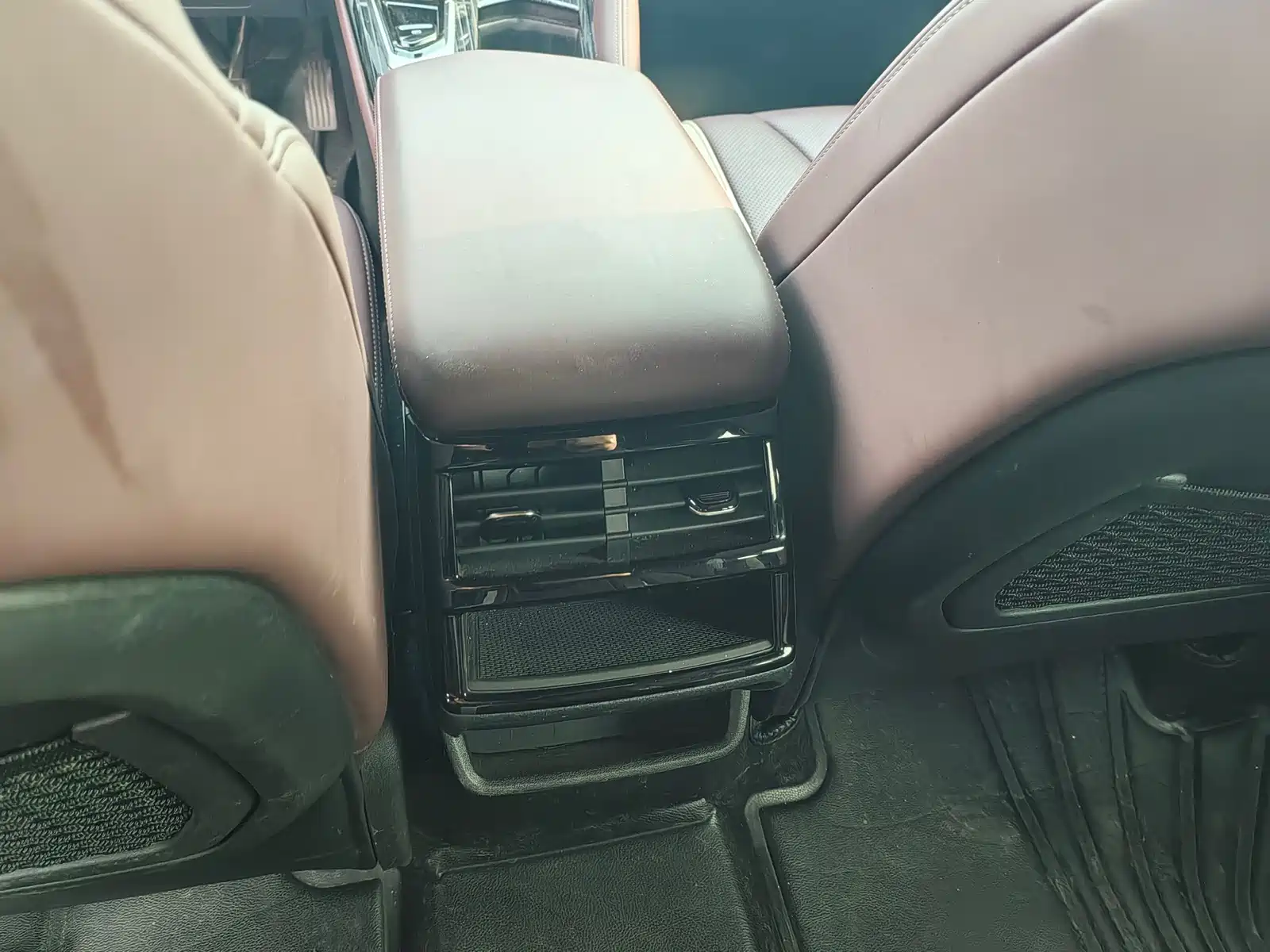 Фото 9 - Geely Monjaro