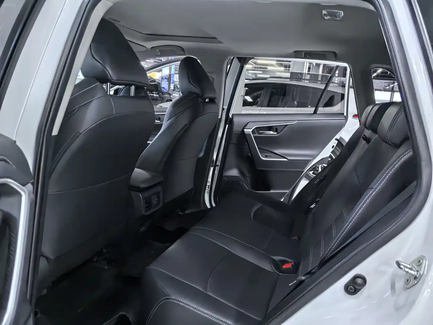 Toyota Wildlander 2022 2.0L CVT FWD Luxury Edition фото 9