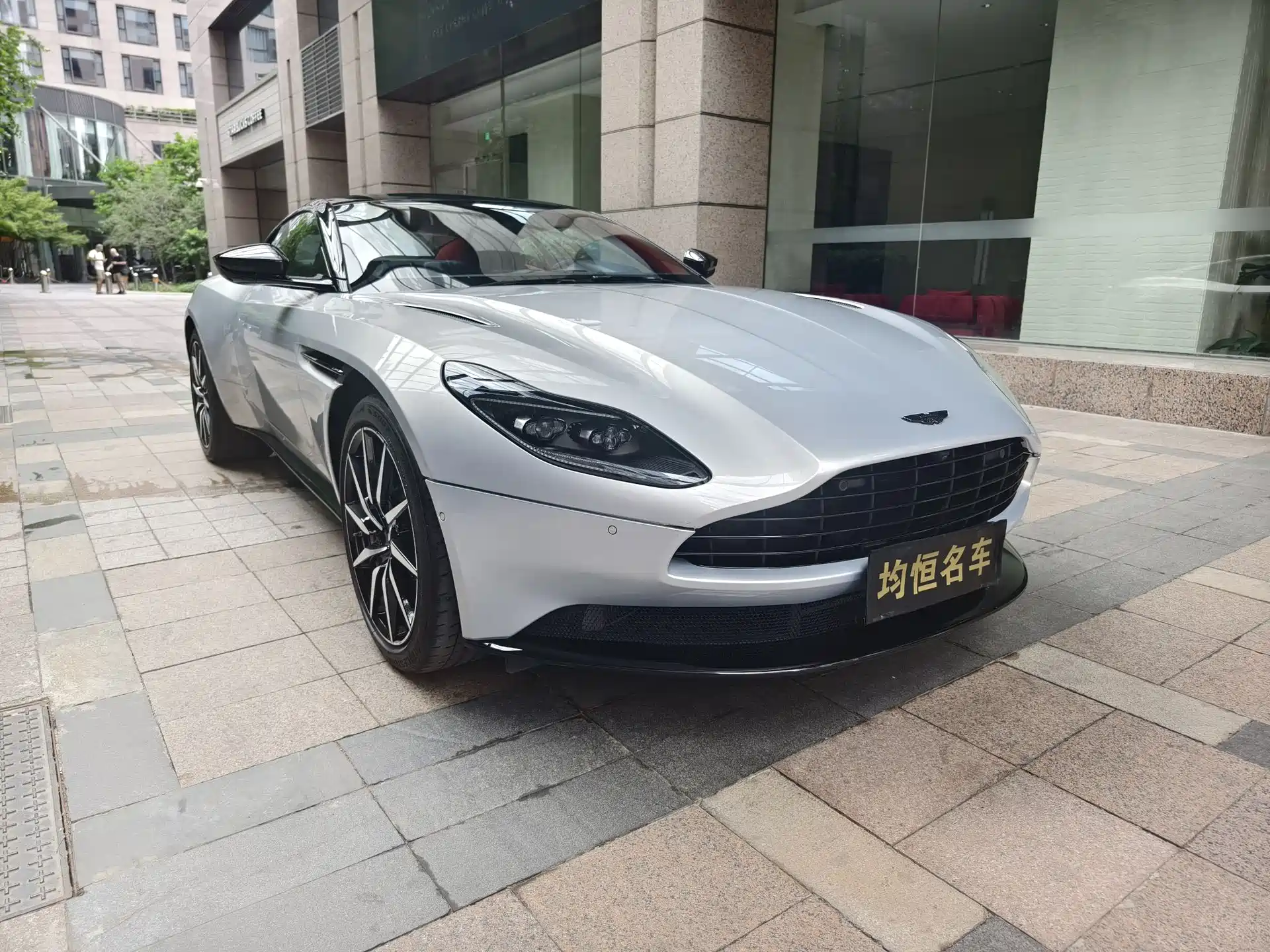 Фото 1 - Aston Martin DB11