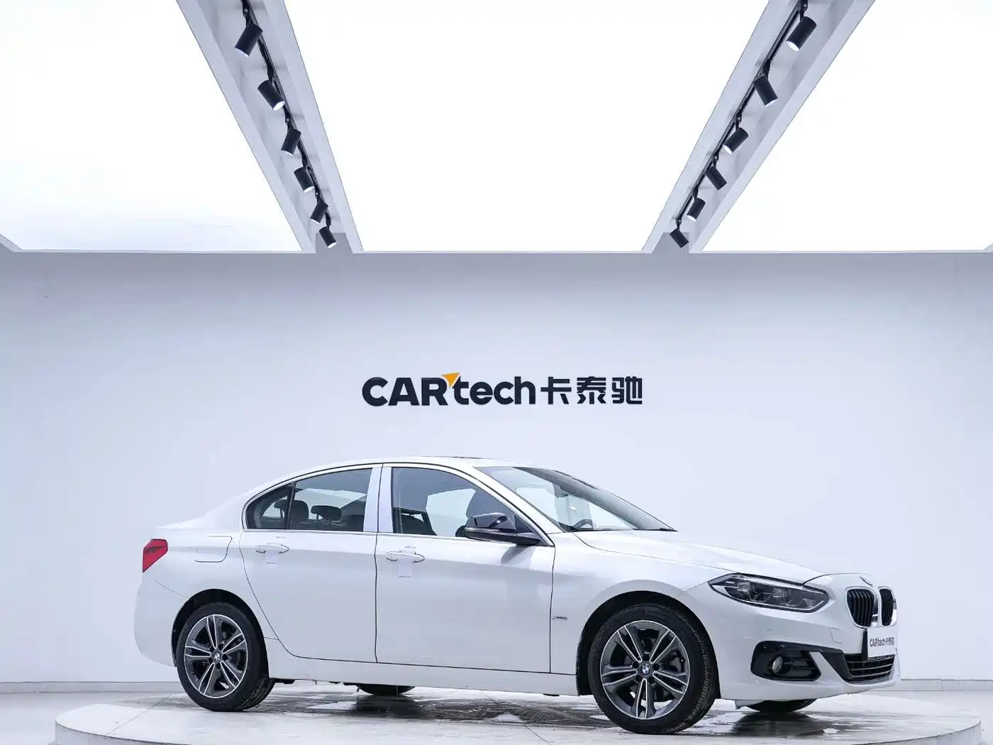 BMW 1 Series 2018 118i Sport Edition фото 10