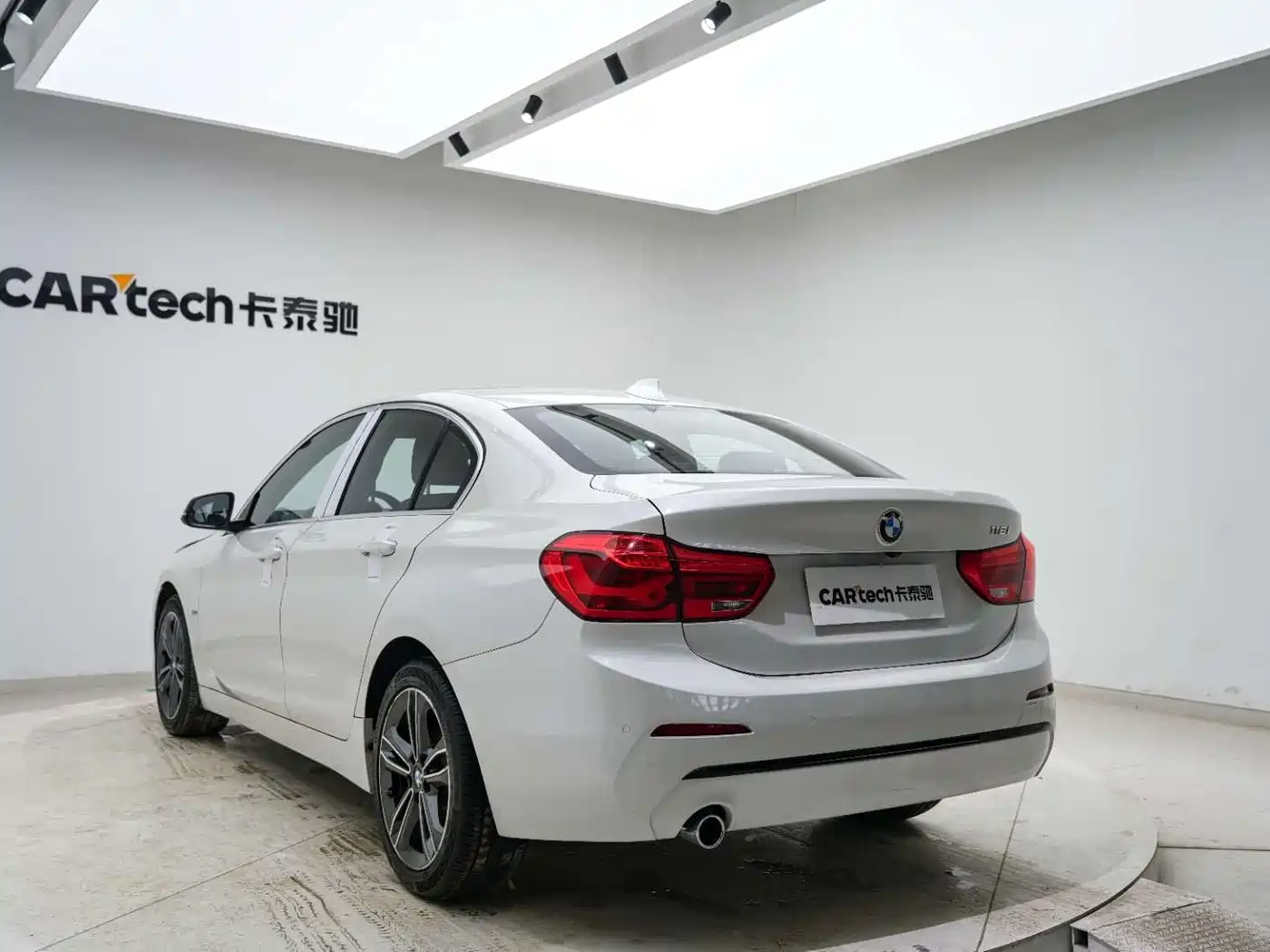BMW 1 Series 2018 118i Sport Edition фото 20