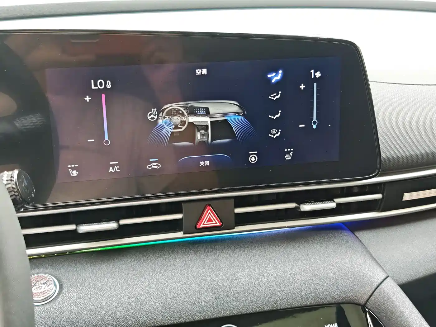 Hyundai Elantra 2022 1.5L CVT LUX Premium Edition фото 9