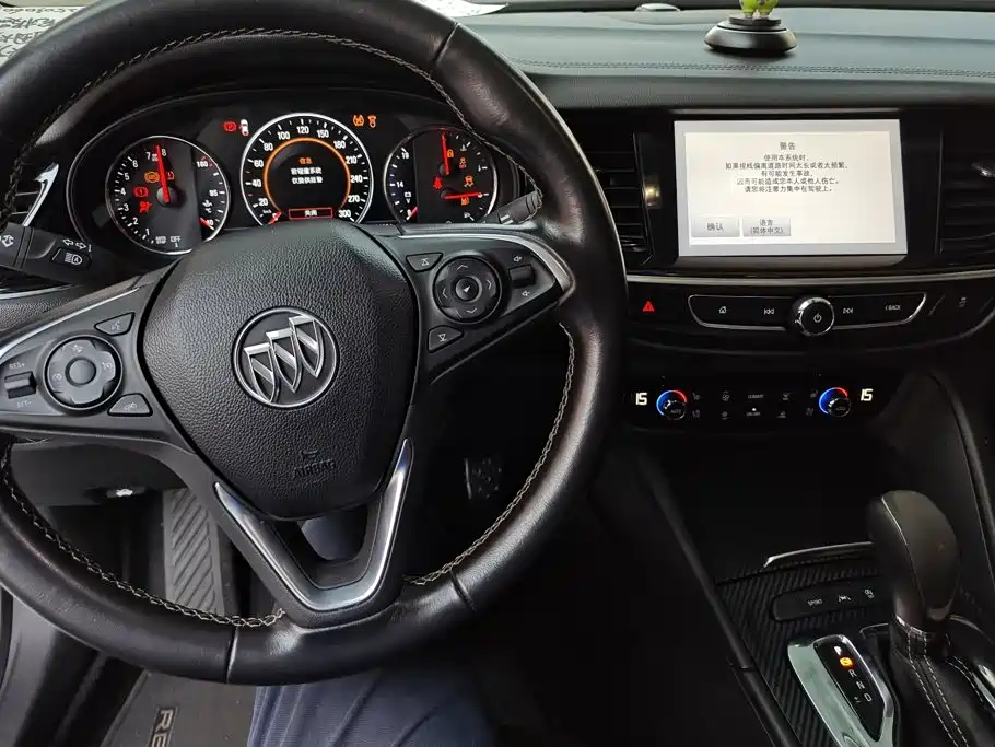 Photo 12 - Buick Regal