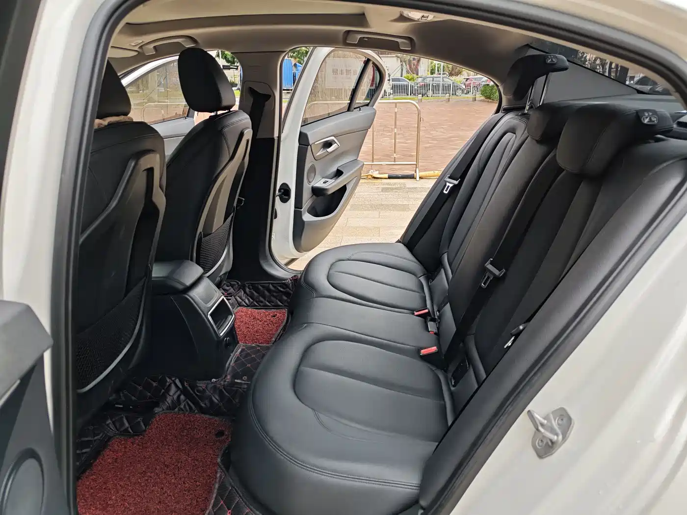 BMW 1 Series 2017 118i Sport фото 9