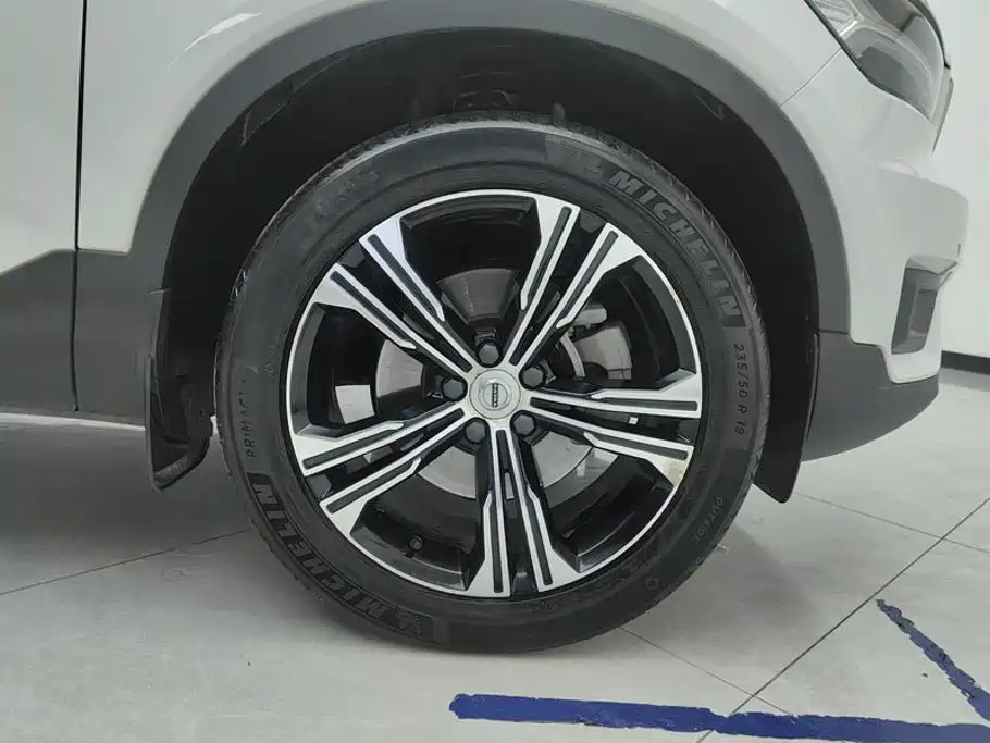 Фото 6 - Volvo XC40