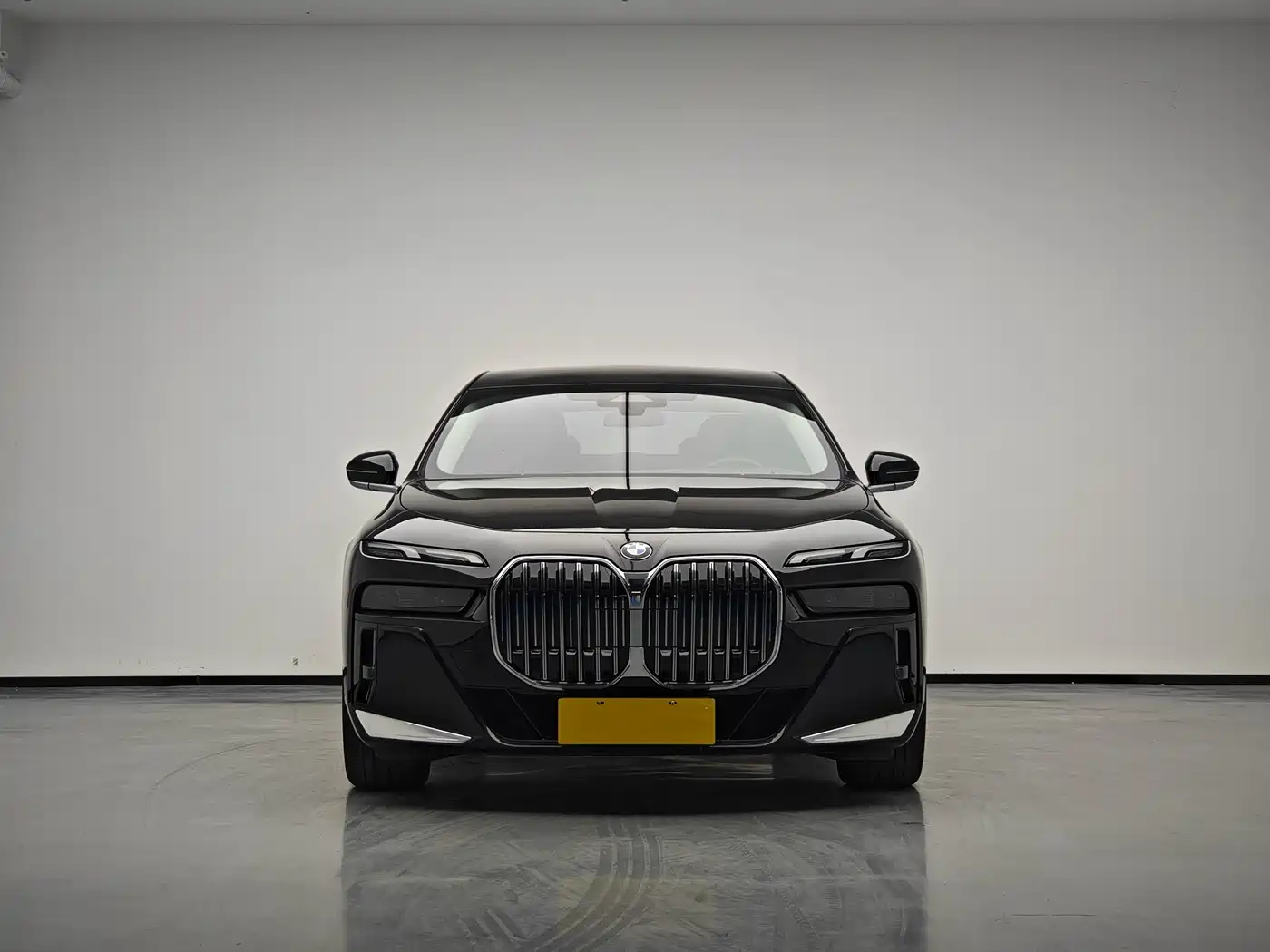 BMW 7 Series 2023 Model 735Li M Sport Package фото 2