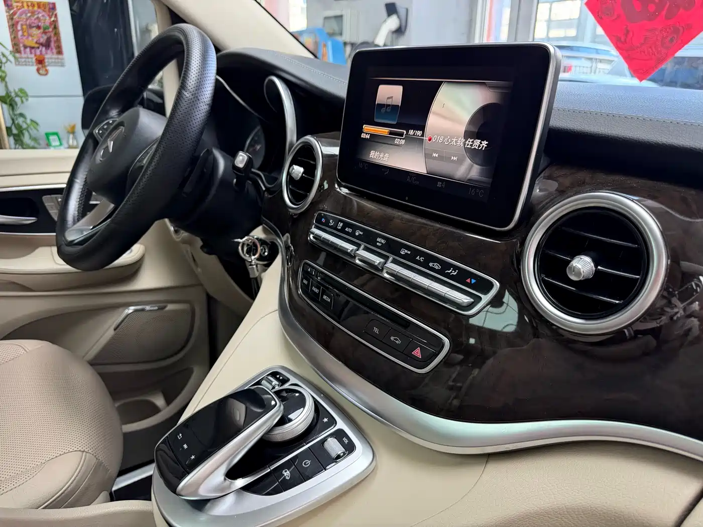 Mercedes-Benz V-Class 2017 Model V 260 Premium Edition фото 56
