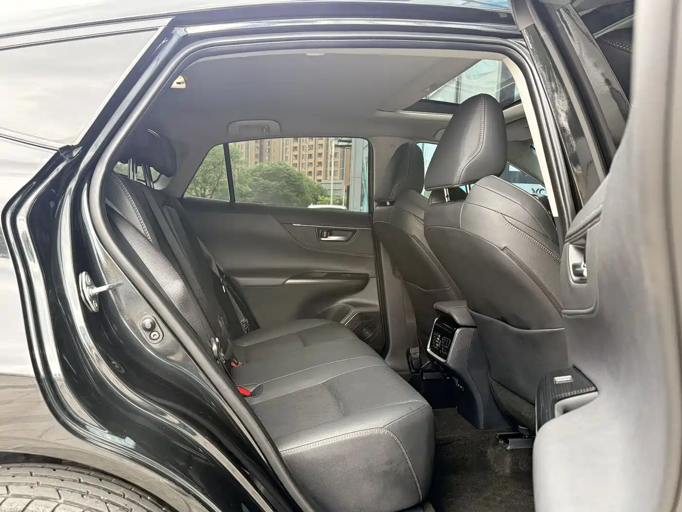 Toyota Venza 2023 2.0L CVT FWD Premium фото 7