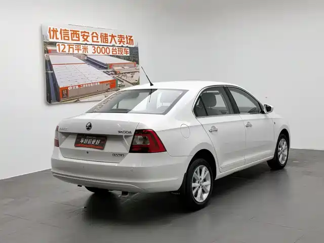 Škoda Rapid 2015 1.6L Manual Smart Selection — фото 2