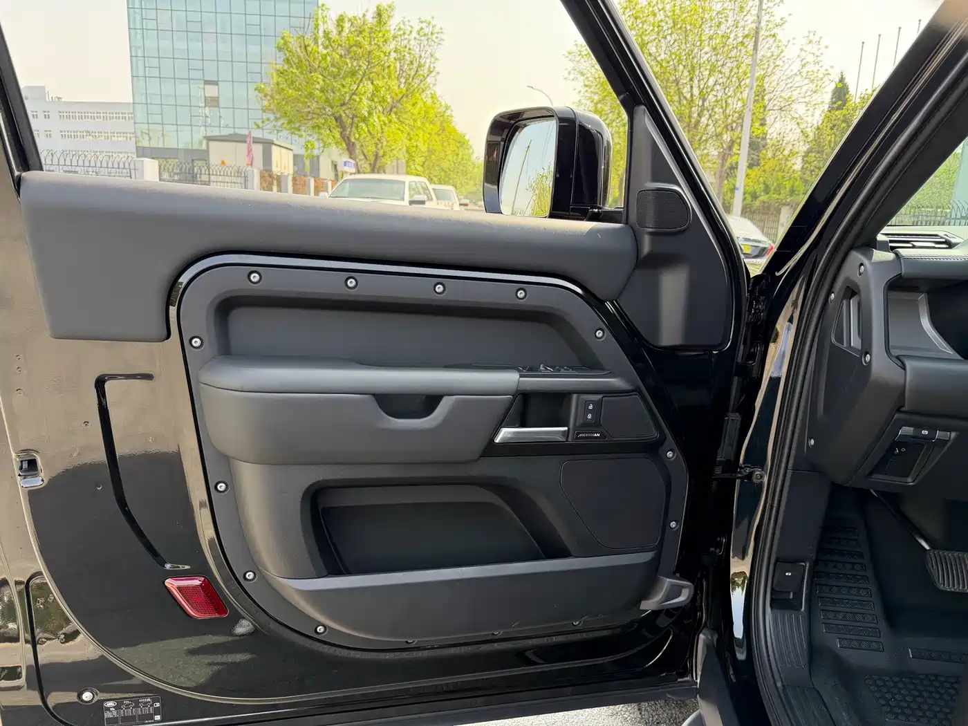 Land Rover Defender 2025 90 3.0T P400 X-Dynamic HSE фото 9