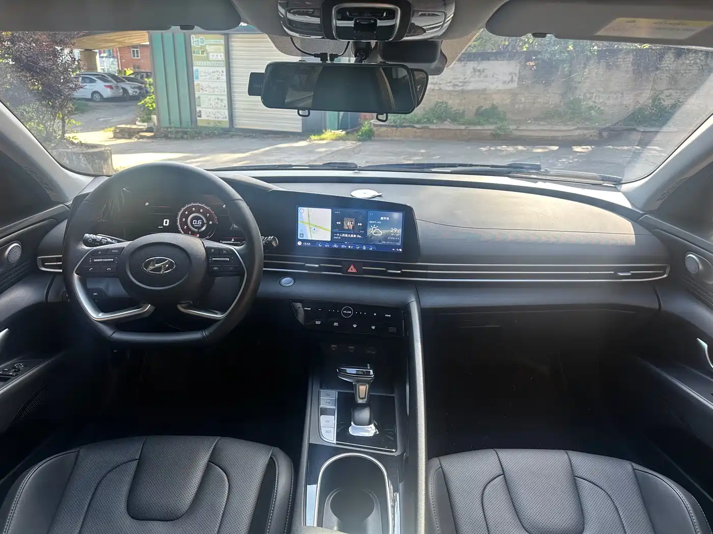 Hyundai Elantra 2022 1.5L CVT LUX Premium Edition фото 6