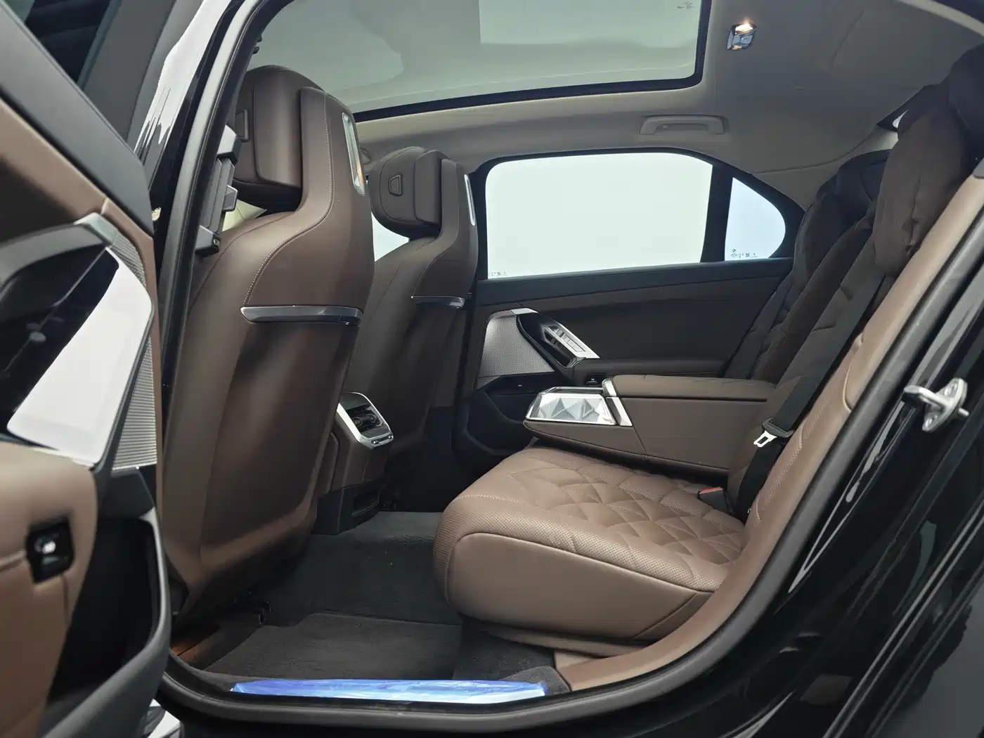 BMW 7 Series 2023 Model 735Li M Sport Package фото 19