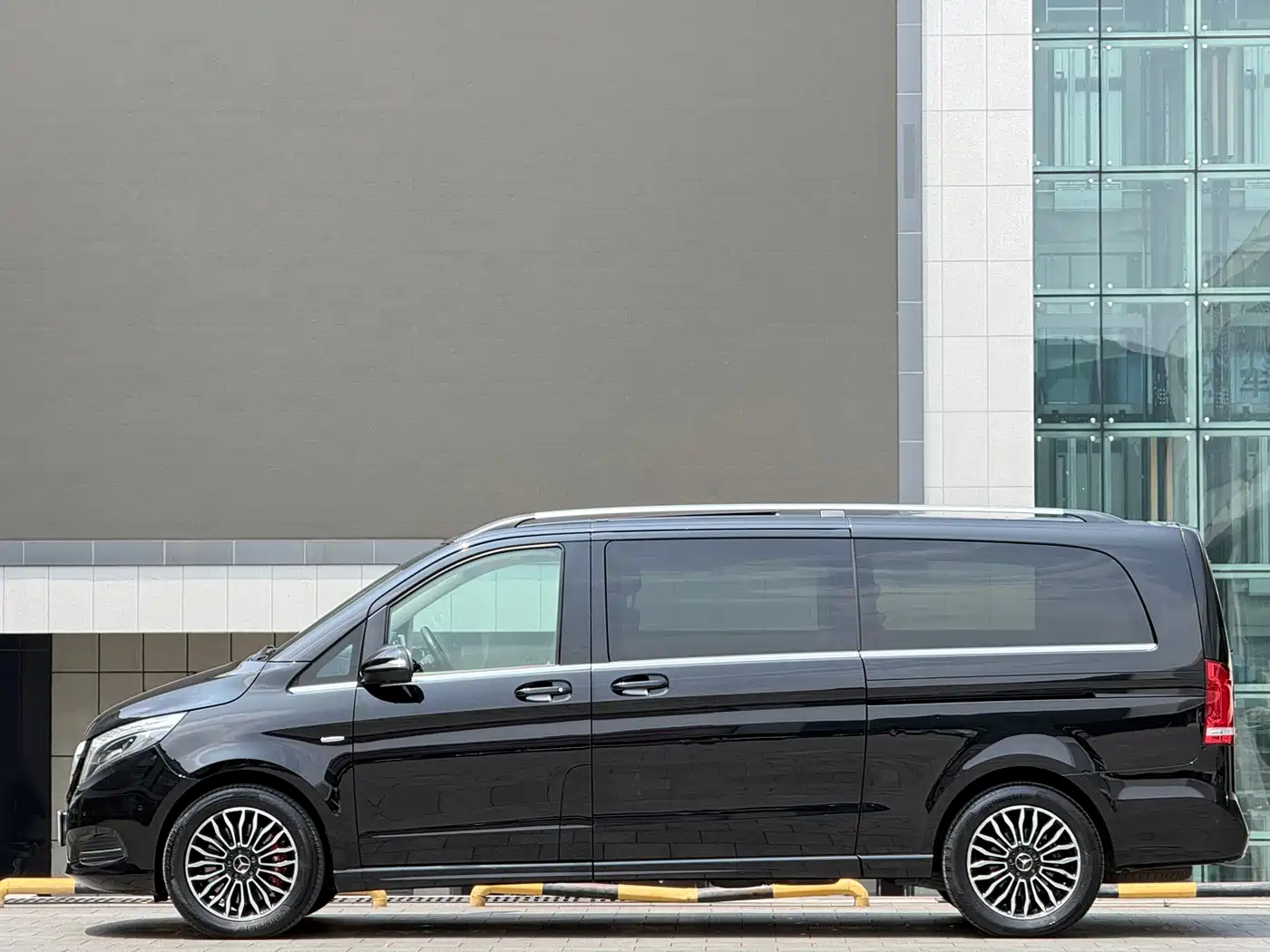 Mercedes-Benz V-Class 2017 Model V 260 L Premium Extended Edition фото 14