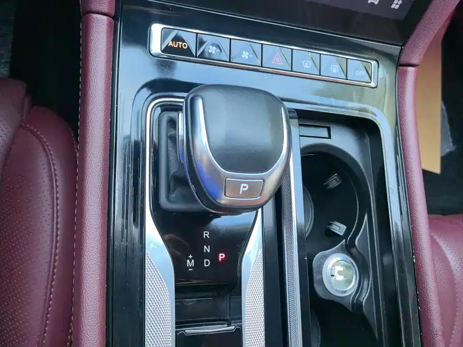 Фото 16 - Hongqi H5