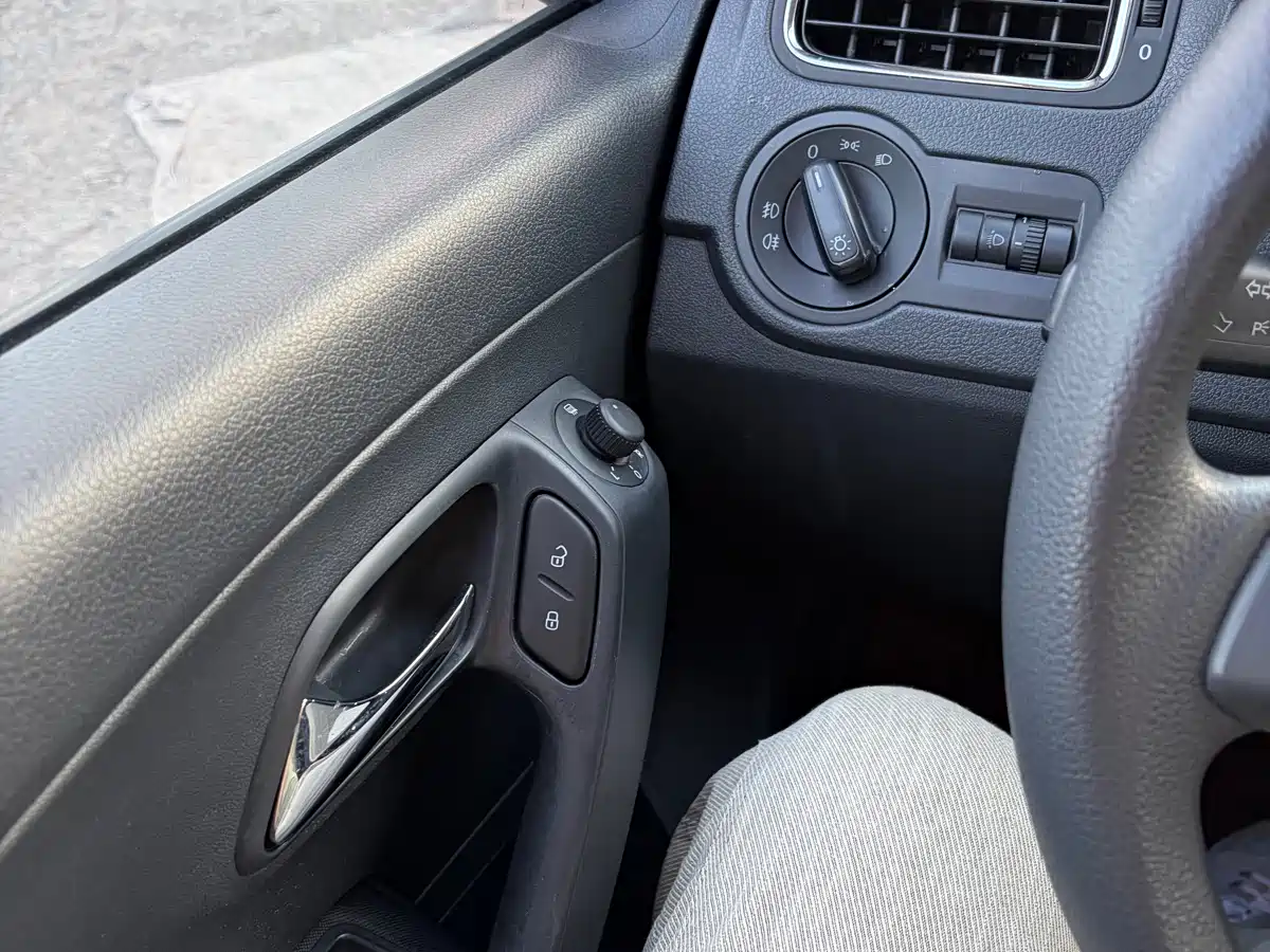 Volkswagen Polo 2011 1.4L Automatic Style Edition фото 18