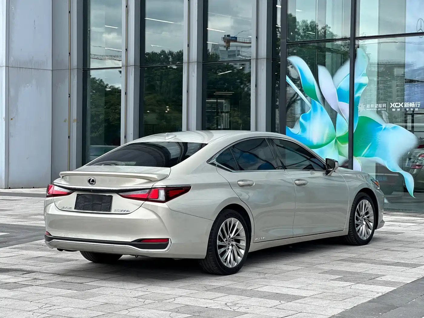 Фото 2 - Lexus ES