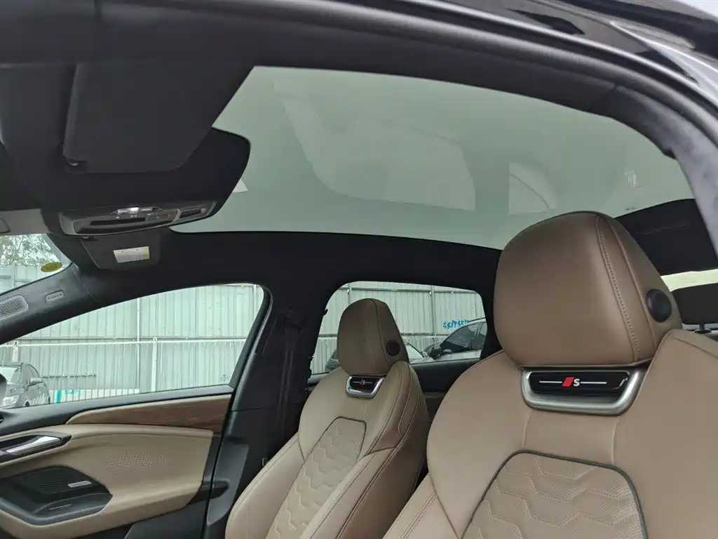 Photo 9 - Audi A6L e-tron