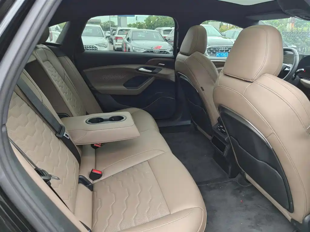 Photo 11 - Audi A6L e-tron