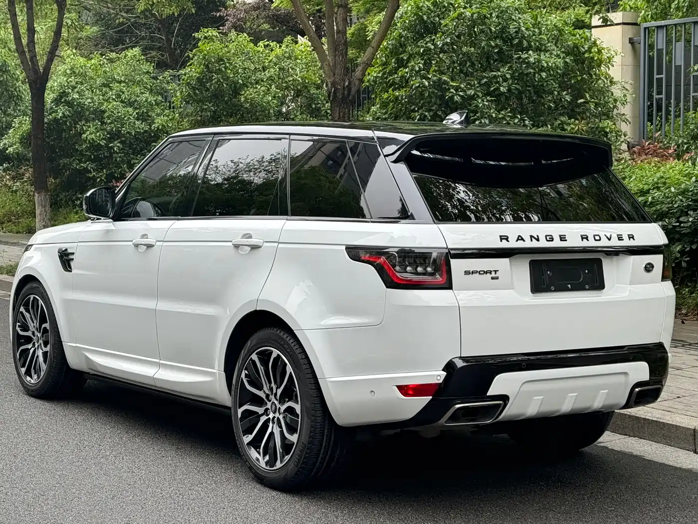 Land Rover Range Rover Sport 2021 3.0 L6 Gloss Black Edition фото 5