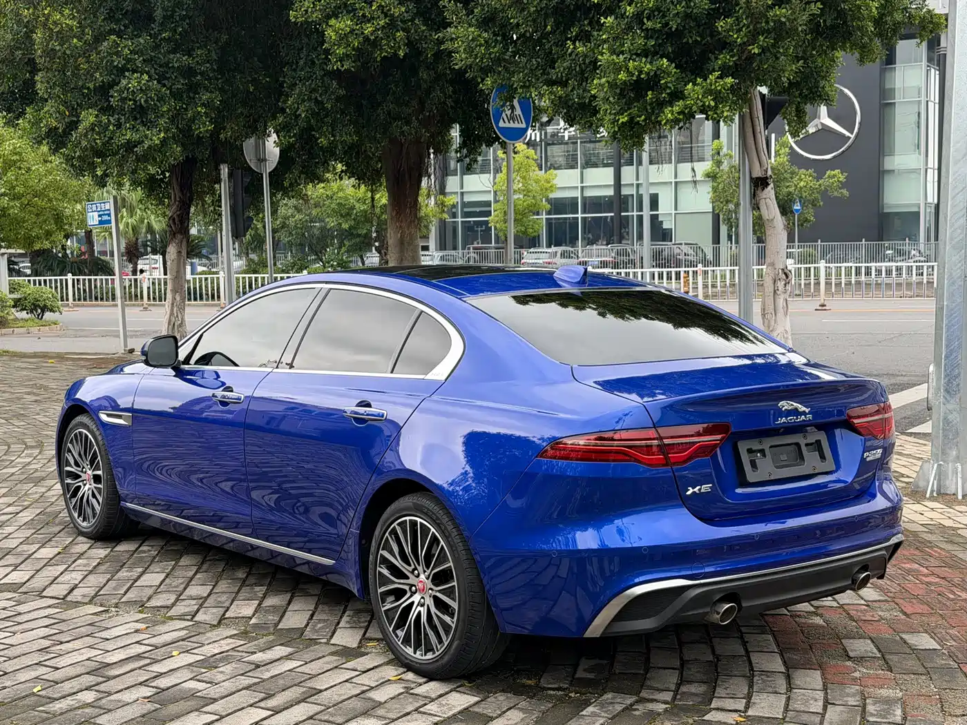 Photo 4 - Jaguar XEL