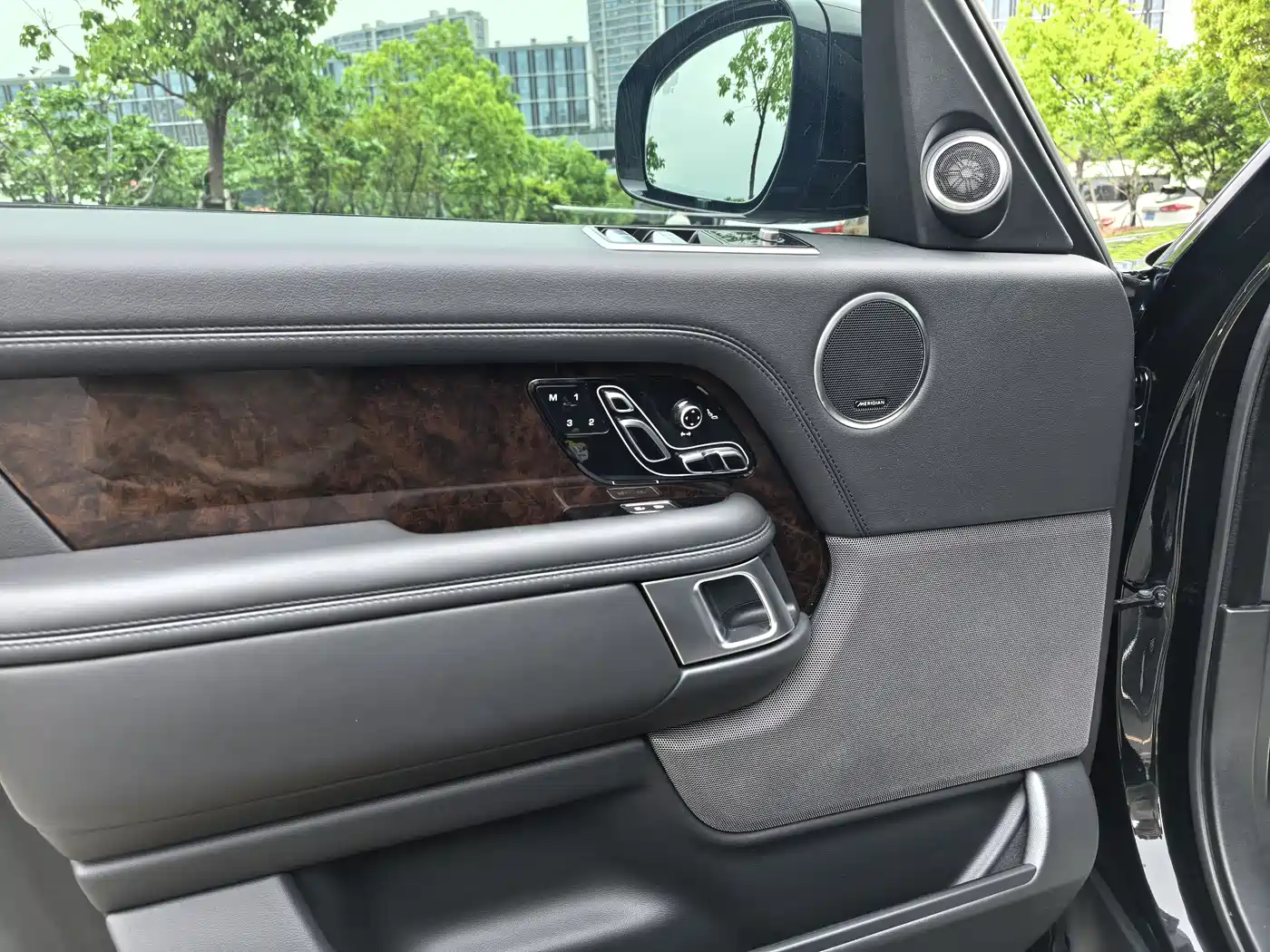 Land Rover Range Rover 2021 3.0 L6 Heritage Extended Classic Edition фото 7