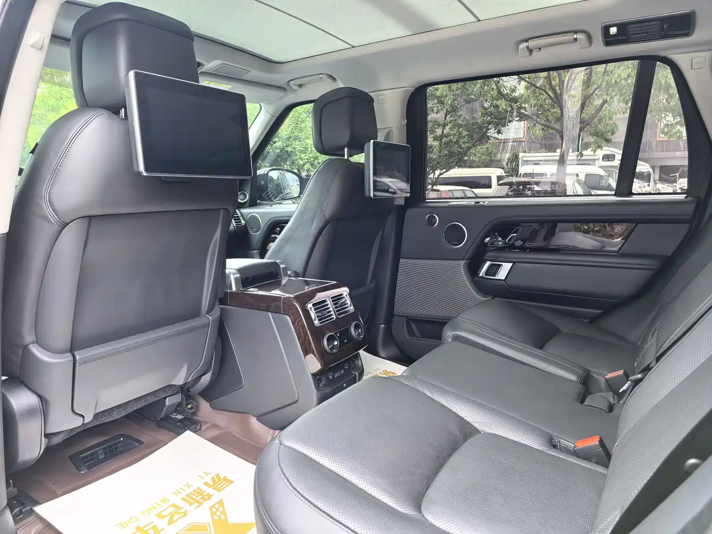 Land Rover Range Rover 2021 3.0 L6 Heritage Extended Classic Edition фото 8