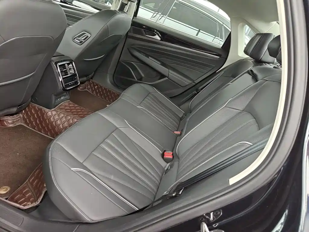 صورة 17 - Volkswagen Passat