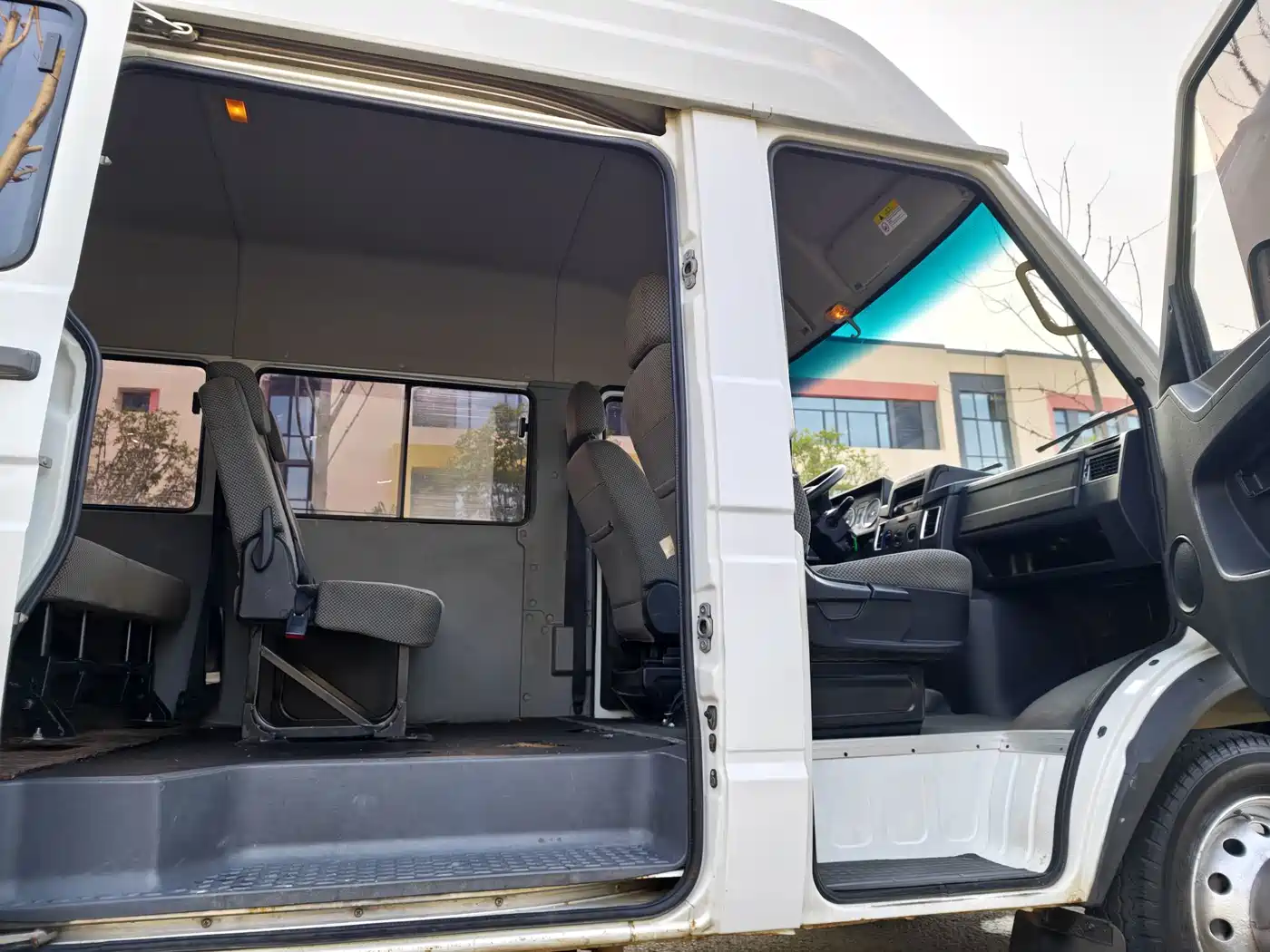 Iveco Daily 2023 2022 2.5T A37 M1 Bus 5-9 Seats Long Wheelbase Medium Roof Dual Tire Sliding Door