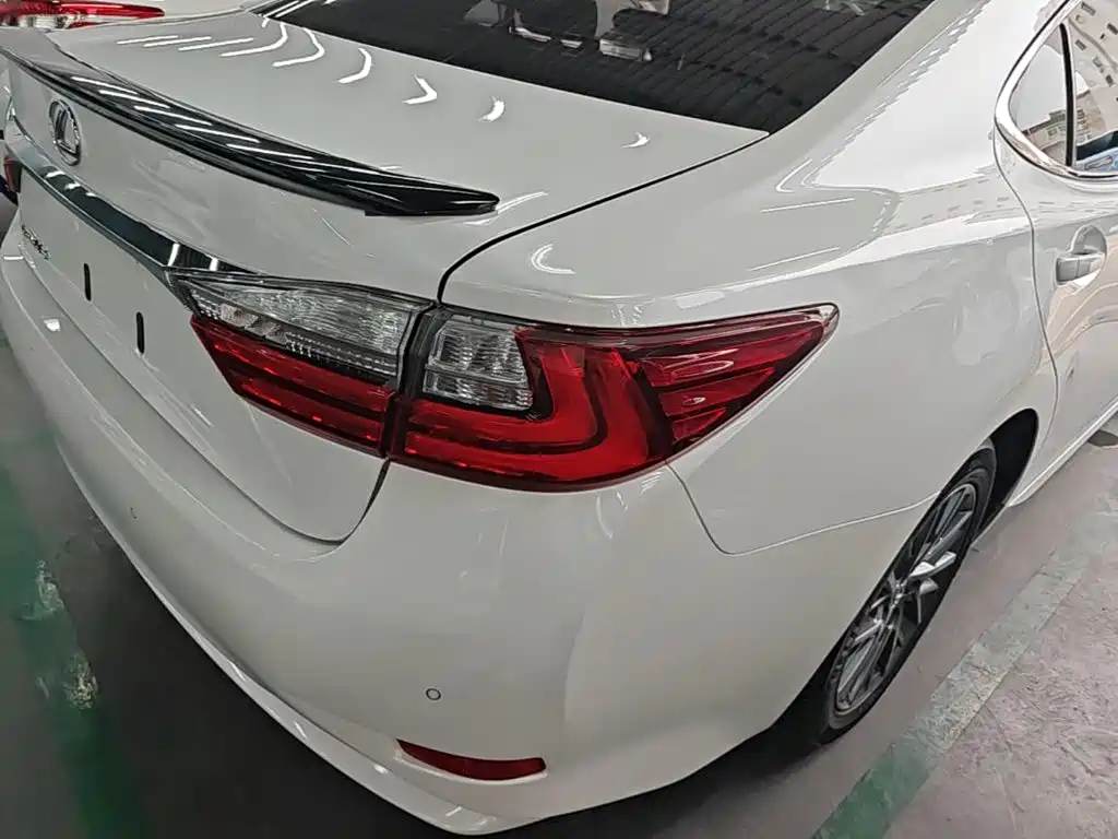 Фото 8 - Lexus ES