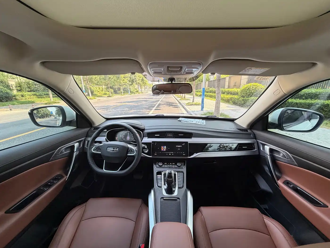Photo 4 - Geely Atlas