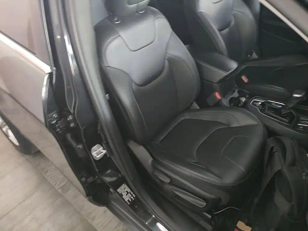 Photo 25 - Jeep Cherokee