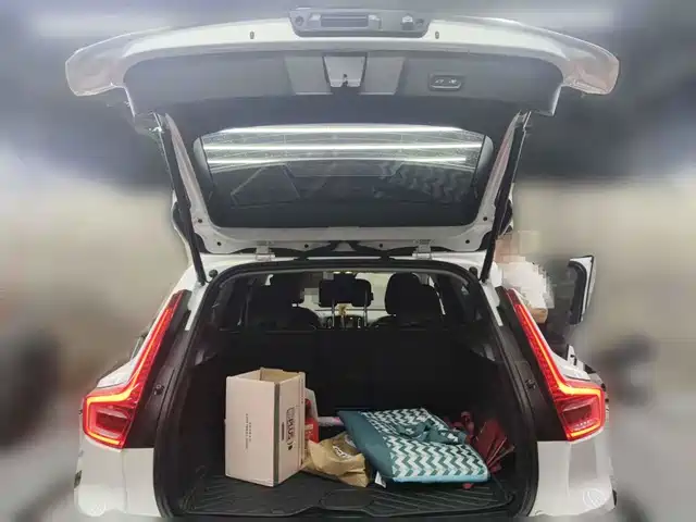 Volvo XC40 2025 B4 AWD Smart Elite Luxury Edition — фото 5