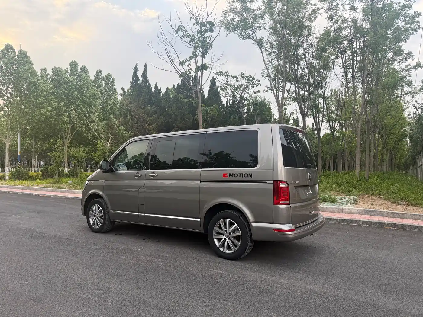 Volkswagen Multivan 2017 2.0TSI 4WD Explorer 7-seater фото 5