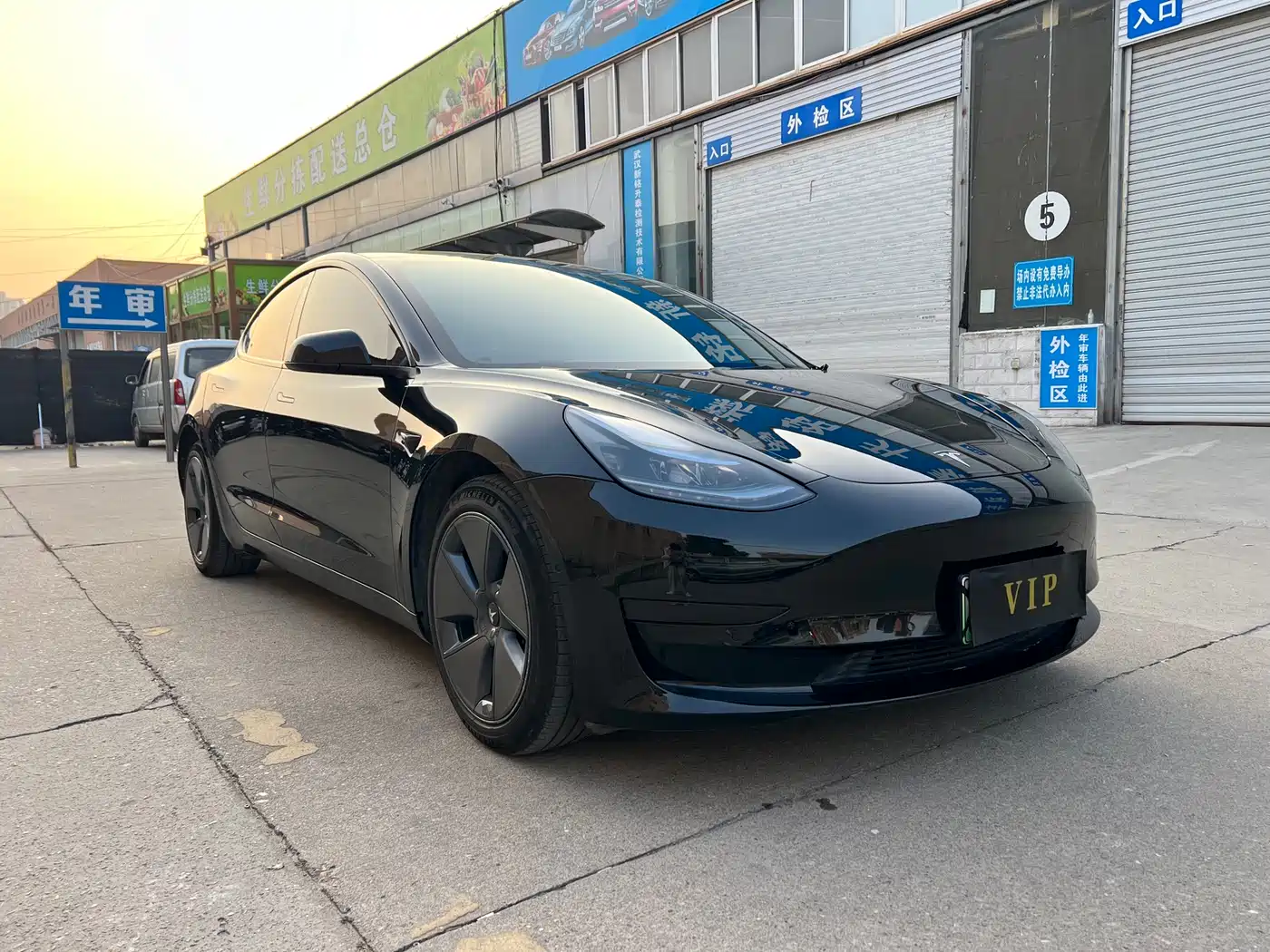 TESLA MODEL 3