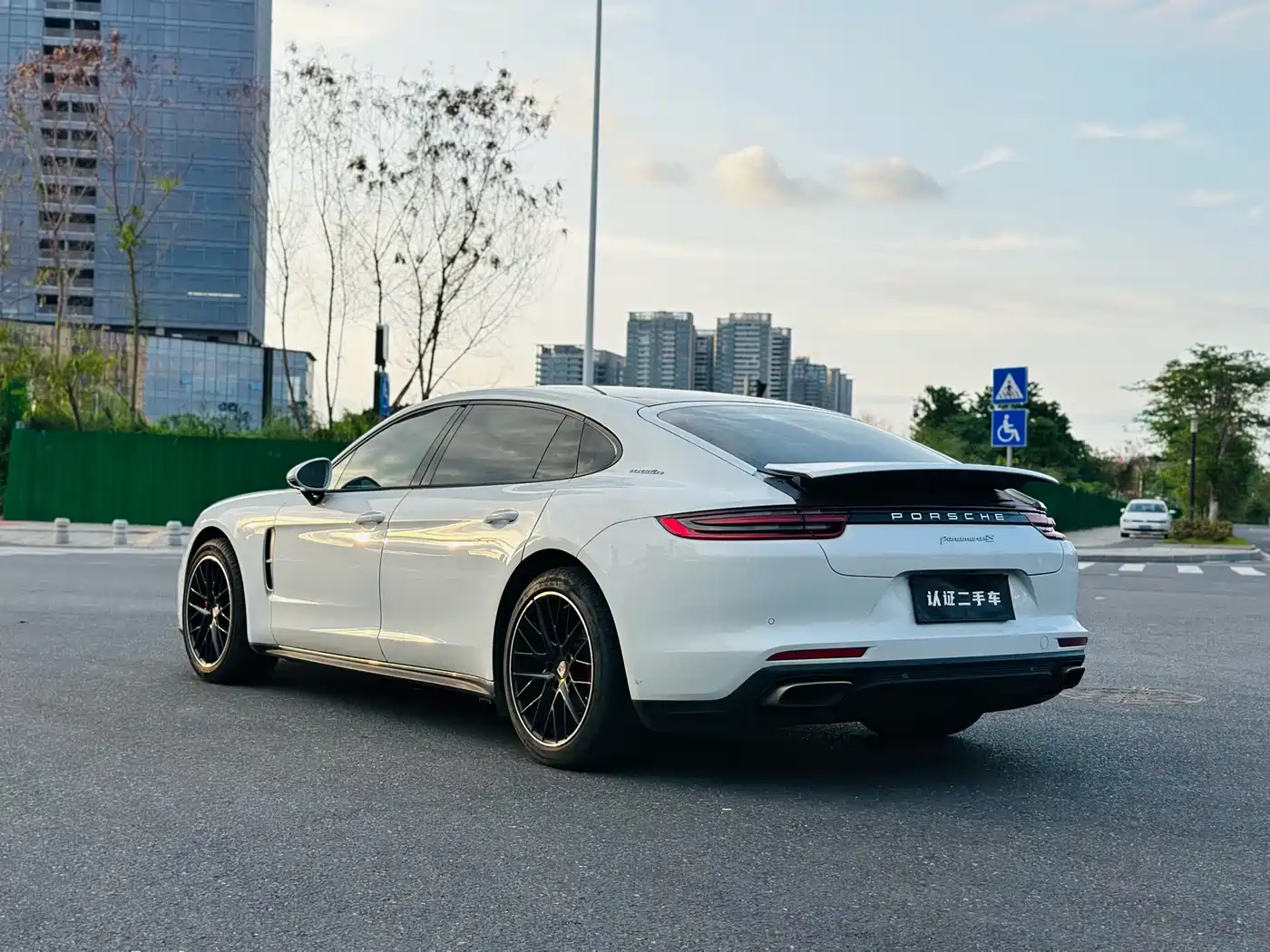 Porsche Panamera 2017 Panamera 4 Executive Long Wheelbase 3.0T фото 5