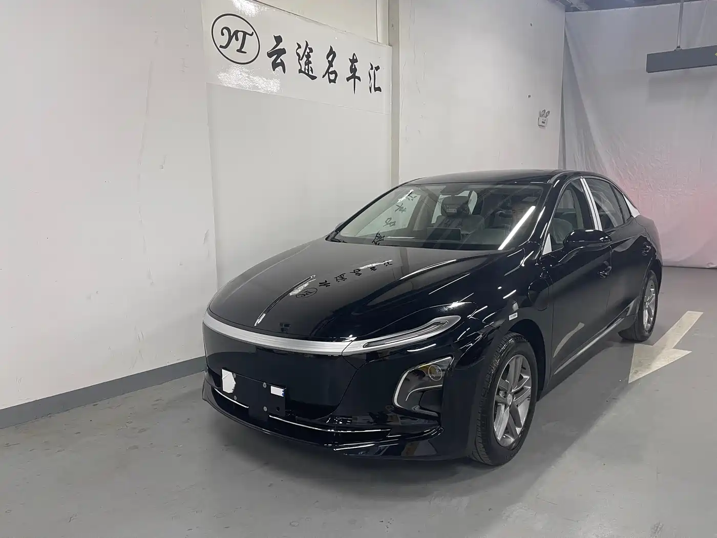 Hongqi E-QM5