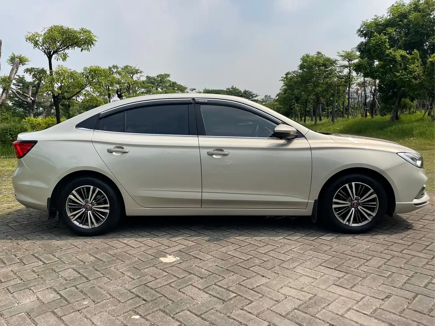 Фото 12 - Roewe i5
