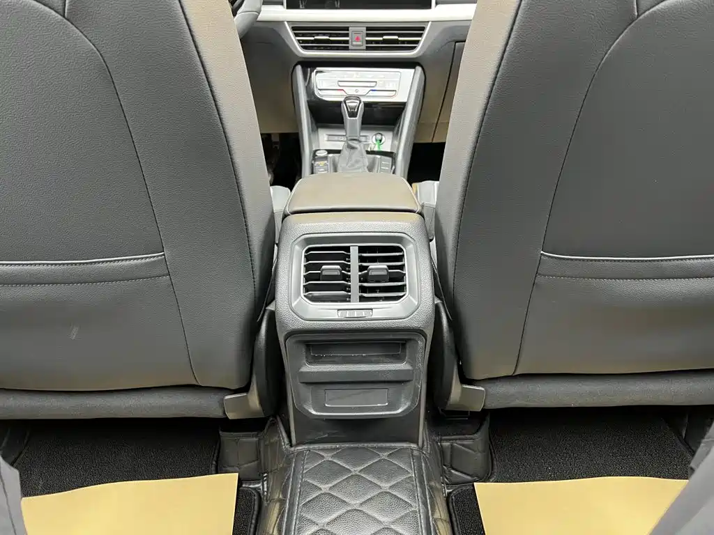 صورة 18 - Volkswagen Tiguan L