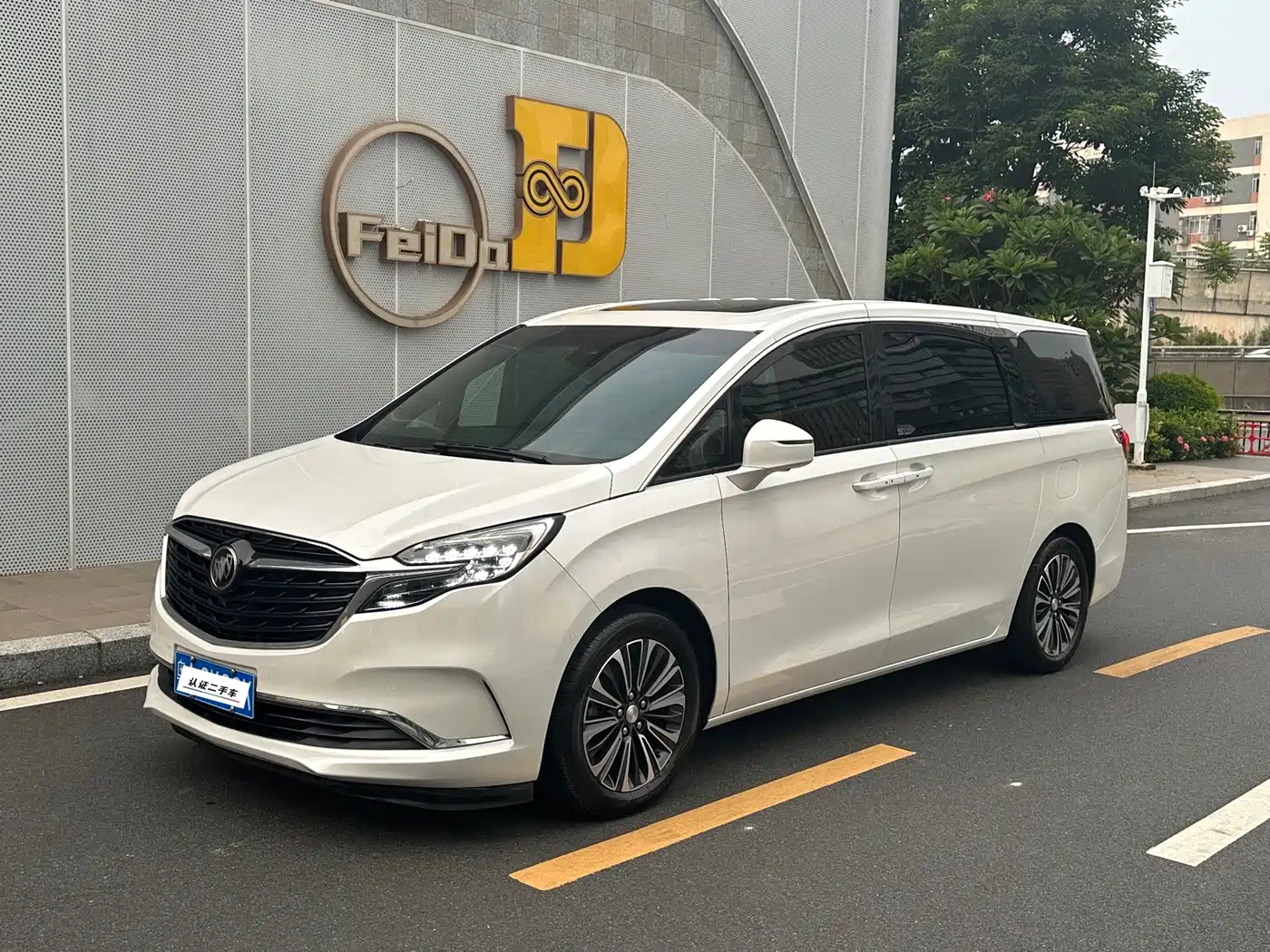 Photo 1 - Buick GL8