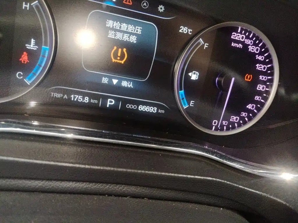 Фото 8 - Changan CS75