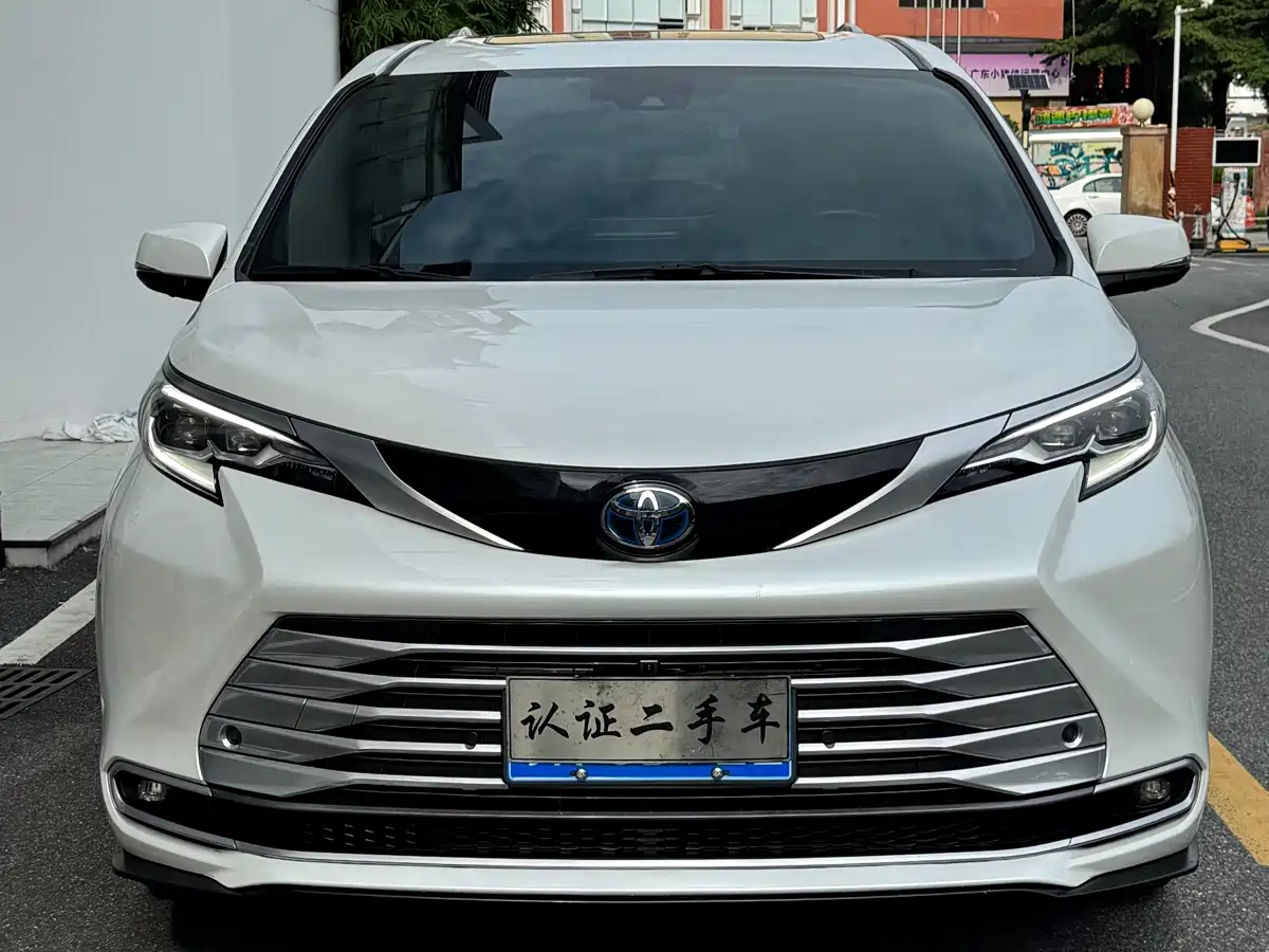 Фото 2 - Toyota Sienna