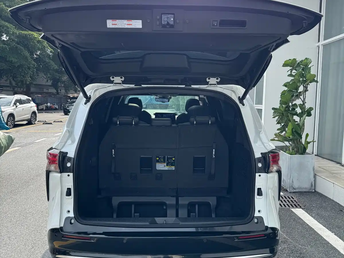Фото 23 - Toyota Sienna