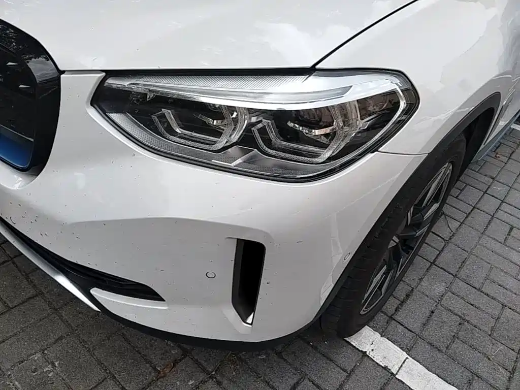 Photo 18 - BMW iX3