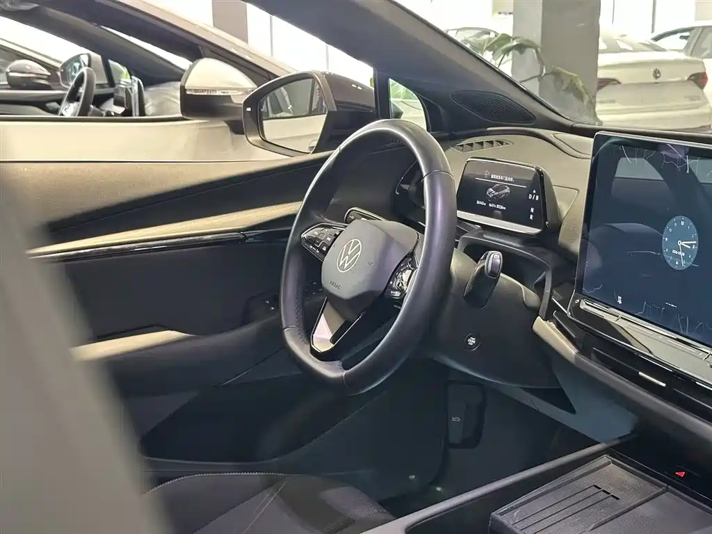 VOLKSWAGEN WITH THE CROWD 06