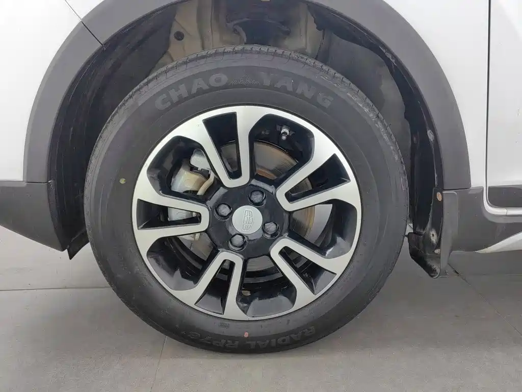 Фото 17 - Geely Vision X3