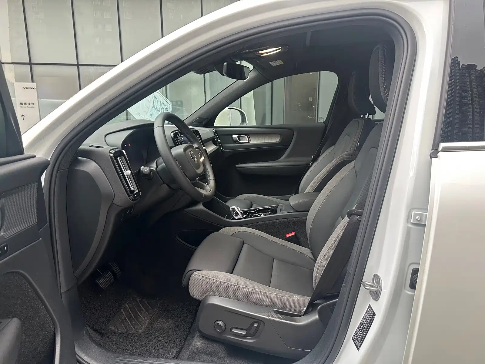 Фото 8 - Volvo XC40