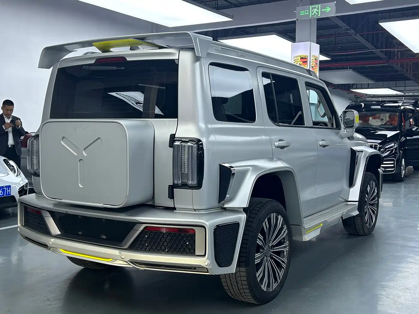 TANK CO CREATION TANK 300