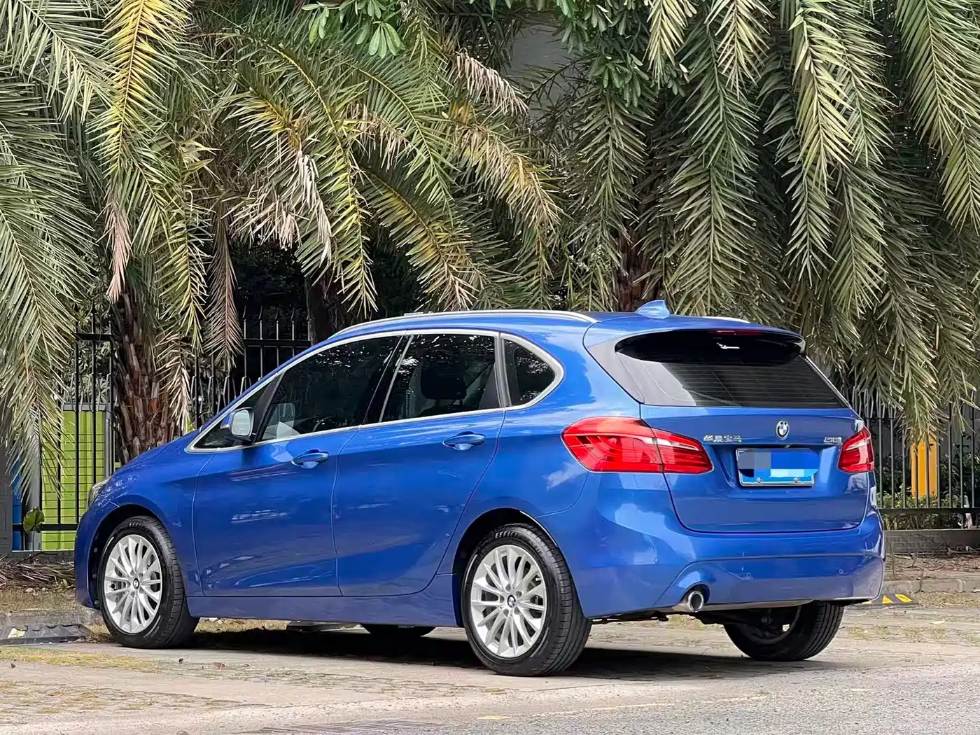 BMW 2 Series Touring 2019 218i Leading фото 4