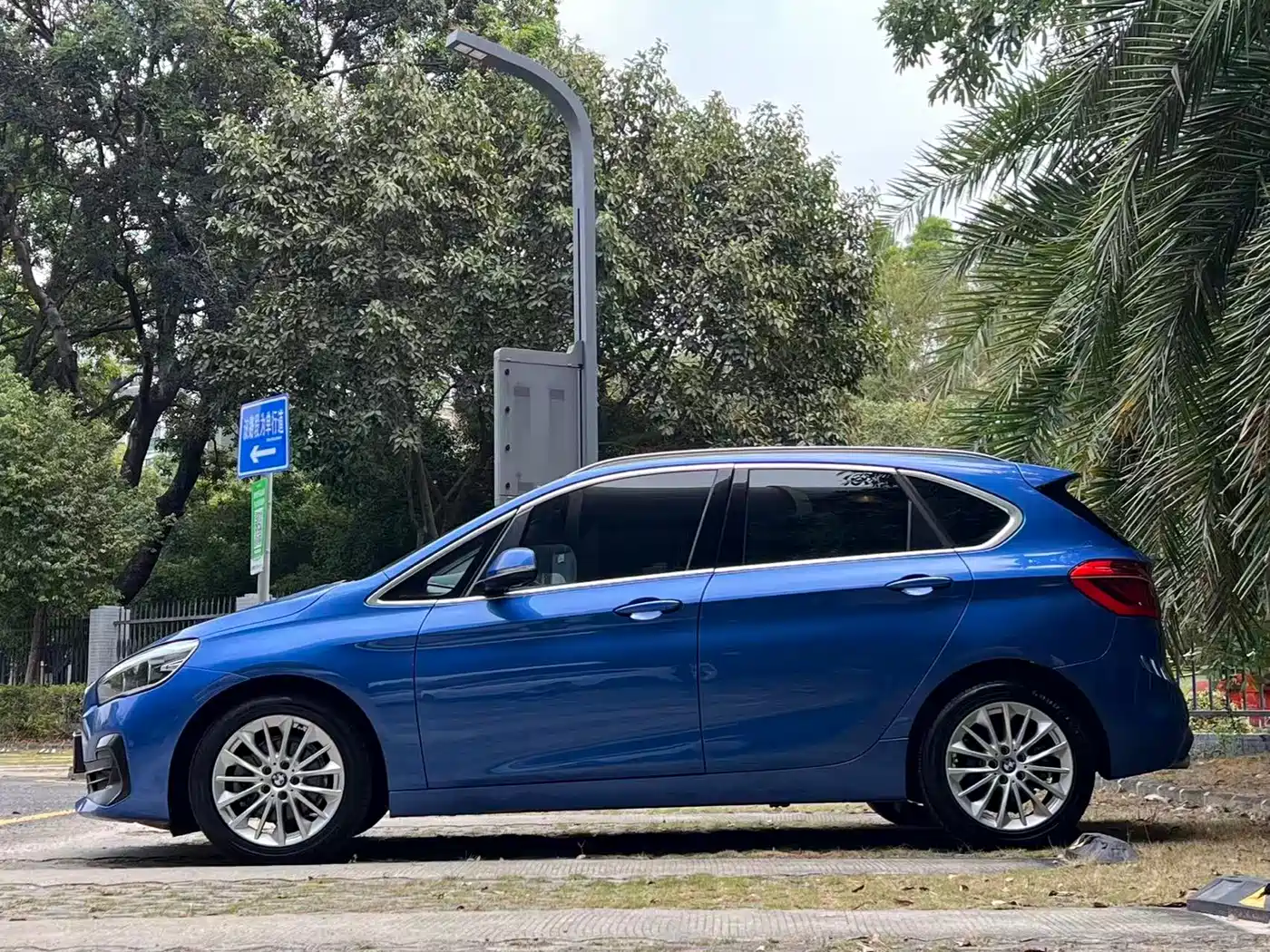 BMW 2 Series Touring 2019 218i Leading фото 7