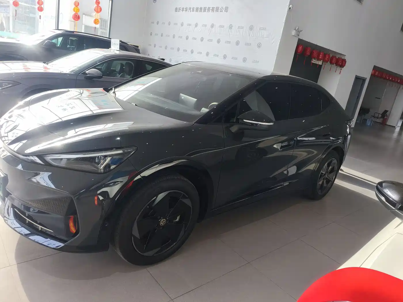 VOLKSWAGEN WITH THE CROWD 06